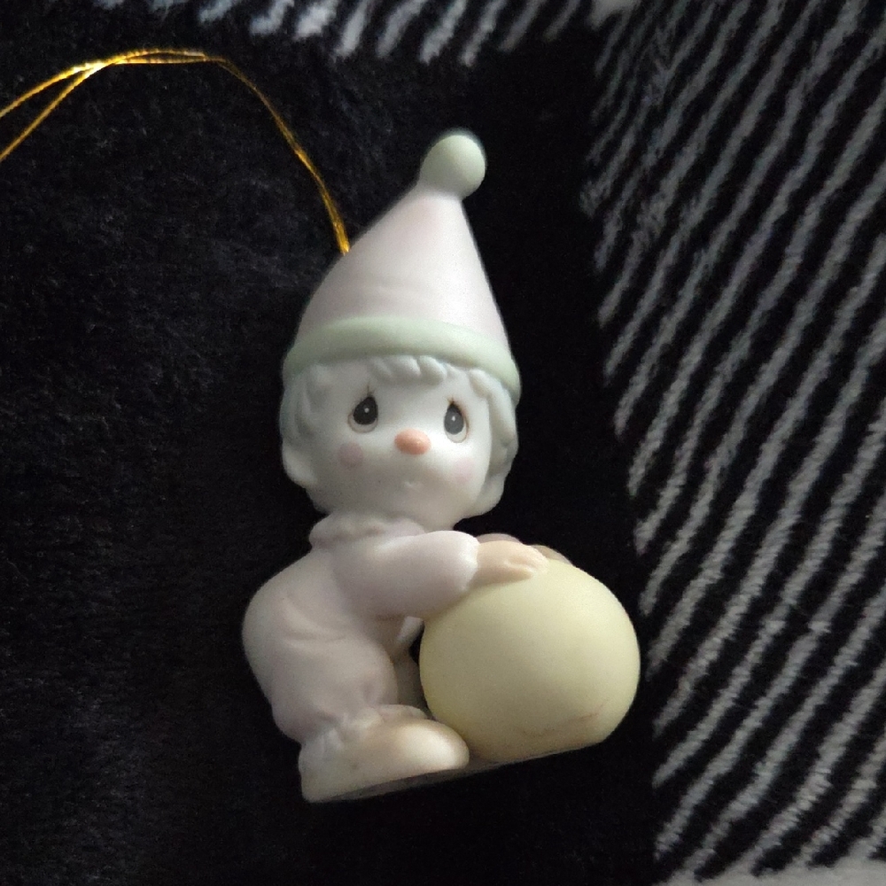 Precious Moments 1985 "Happiness in The Lord" porcelain Christmas ornament